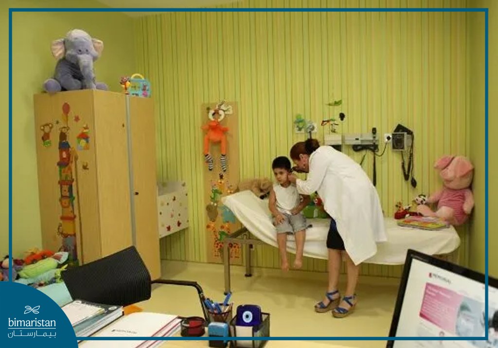 الطبيبة الأخصائية الأطفال تفحص الطفل في مستشفى ميموريال أنطاليا