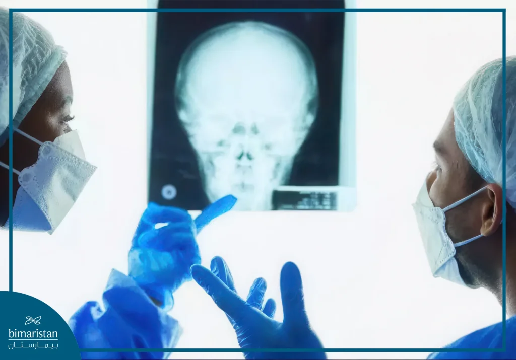 جراحة قاعدة الجمجمة: الأنواع والمخاطر وخيارات العلاج الحديثة 4 صورة توضح الإجراءات المتبعة في مرحلة تحضير العملية بأخذ صور شعاعية