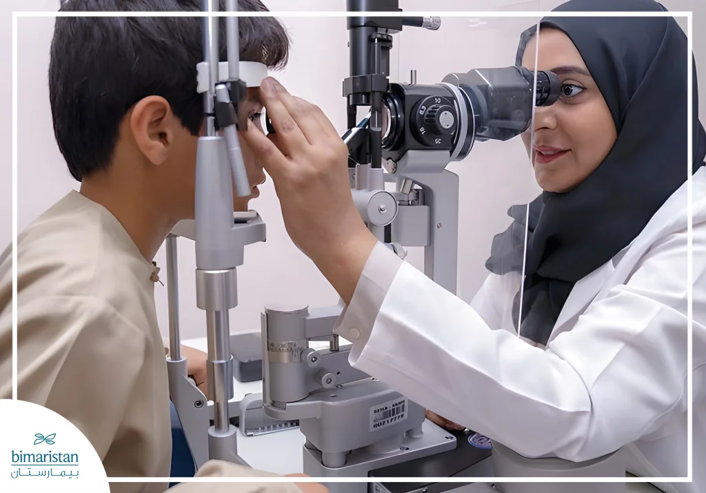 التهاب العنبية: أسبابه وأعراضه وطرق علاجه للحفاظ على سلامة الرؤية 3 صورة توضح كيف يتم فحص المريض بواسطة المصباح الشقي