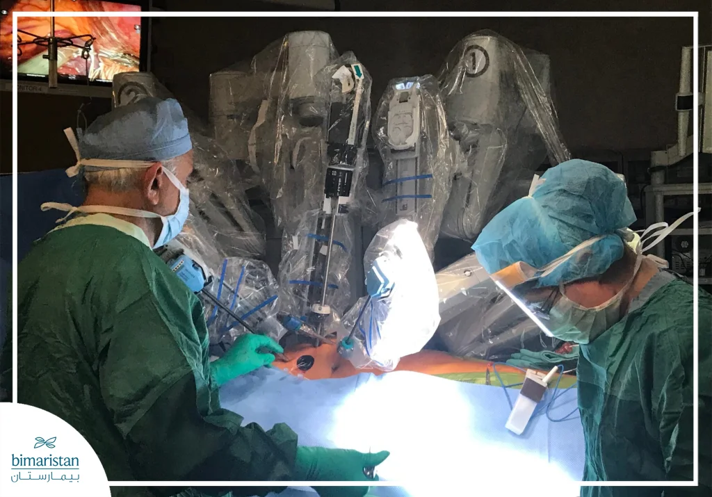 صورة توضح إجراء جراحة القلب باستخدام الأذرع الروبوتية