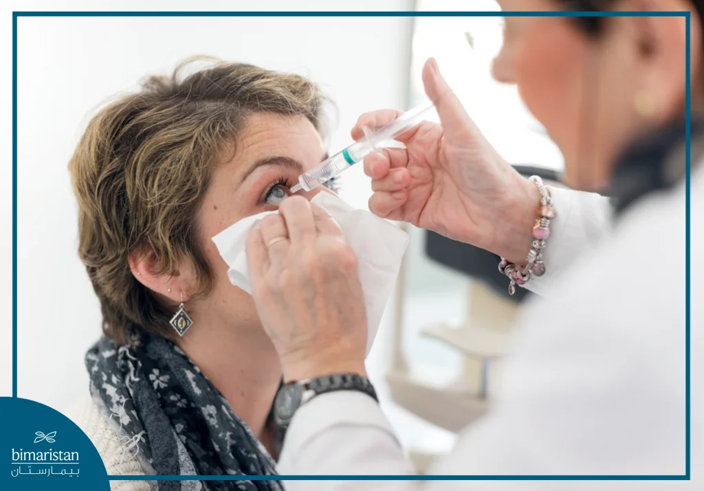 الحقن داخل العين لعلاج أمراض الشبكية: الفعالية وطريقة العلاج 3 صورة تُظهر طبيبة تُجري حقناً داخل العين لمريضة لعلاج أمراض الشبكية تحت تعقيم دقيق.