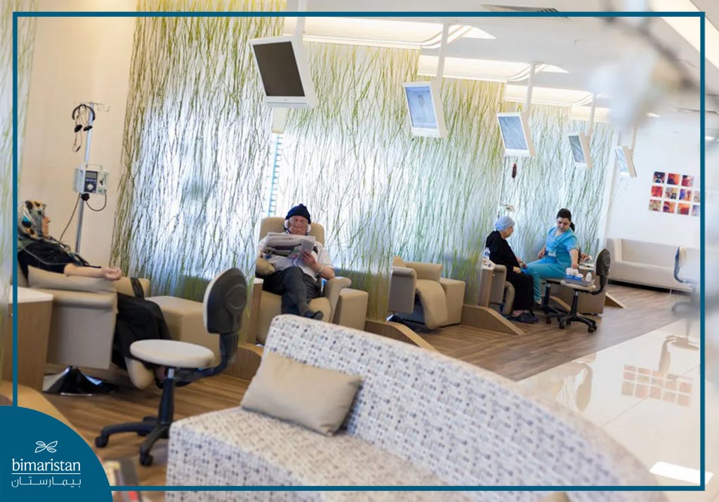 ممرضين يفحصون مرضى السرطان في صالة داخل مستشفى (ميدستار) أنطاليا