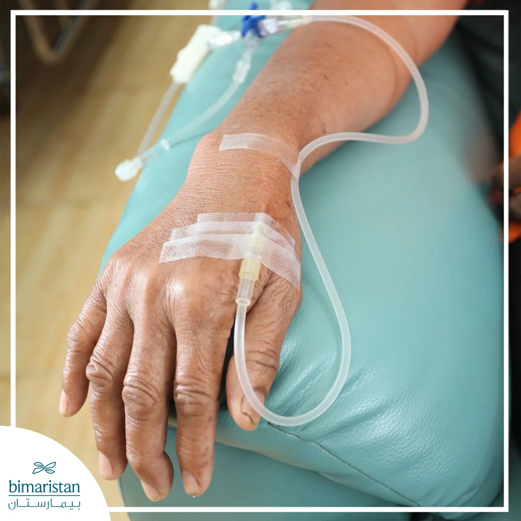 سرطان الدم (اللوكيميا): الدليل الشامل 7 صورة توضح عملية إعطاء العلاج الكيميائي عن طريق الوريد لعلاج سرطان الدم