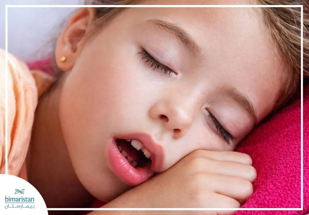 صورة لطفل توضح التنفس الفموي المتكرر وهي علامة تشير إلى أن الطفل يحتاج إلى تقويم.